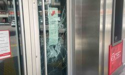 Adana’da madde bağımlısı iki kişi Ziraat Bankası’nın camlarını kırdı
