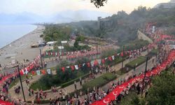 Binlerce kişi 400 metrelik Türk bayrağı eşliğinde yürüdü