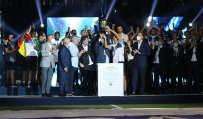 Adana Demirspor’un kupa töreni gerçekleştirdi