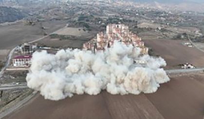 Kahramanmaraş’ta ağır hasarlı binalar patlayıcılarla yıkılıyor
