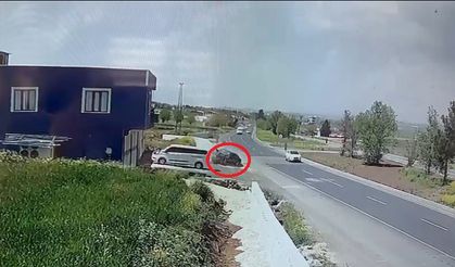 Diyarbakır’da kontrolden çıkan otomobilin kaza anı güvenlik kamerasına yansıdı