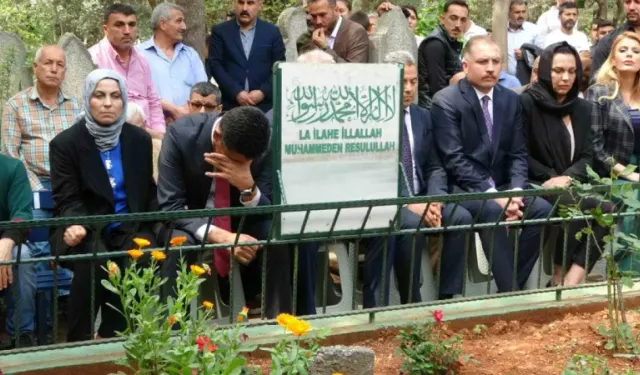 Kozan Belediye Başkanı mazbatasını alıp, mezarlıkta gözyaşlarına boğuldu