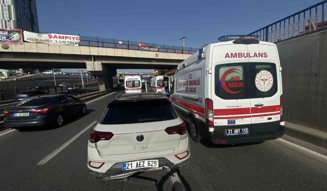 Diyarbakır’da minibüs ile otomobil çarpıştı: 7 yaralı