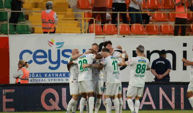 Trendyol Süper Lig: Alanyaspor: 1 - Antalyaspor: 0 (İlk yarı)