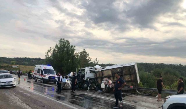 Osmaniye’de kamyonet ile otomobil çarpıştı: 2 ölü, 3 yaralı