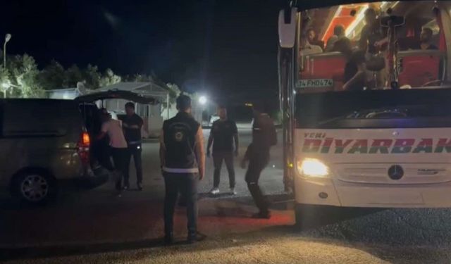 Osmaniye’de yolcu otobüsünde 13 kaçak göçmen yakalandı