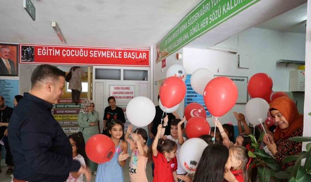 Okulla tanışan miniklere balonlu karşılama