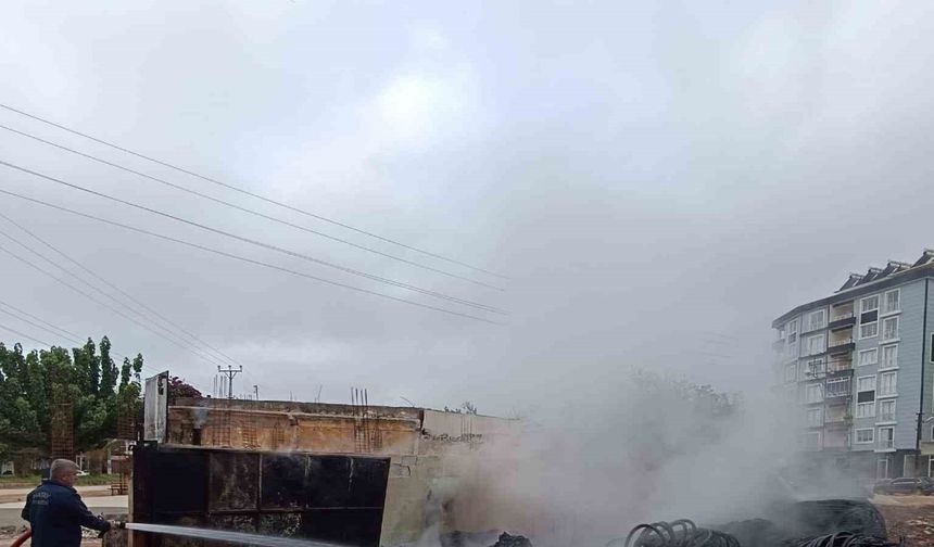Hassa’da inşaat malzemeleri satan iş yerinde yangın