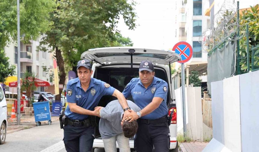 20 yaşında 53 yıl hapis cezasıyla aranan suç makinesi Adana’da parkta yakalandı