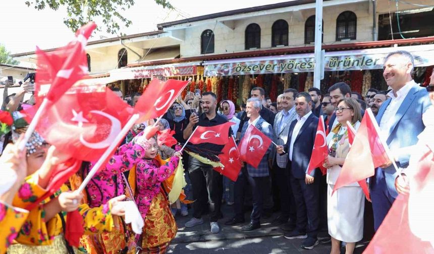 Gastroantep festivali düzenlenen kortej ile başladı